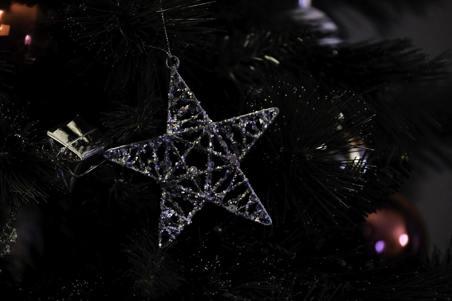 bolas de árbol de navidad decoran el abeto en las vacaciones de navidad foto