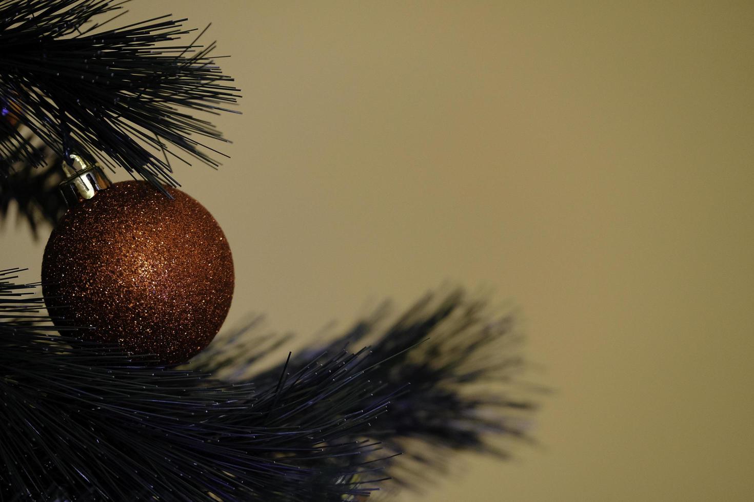 bolas de árbol de navidad decoran el abeto en las vacaciones de navidad foto