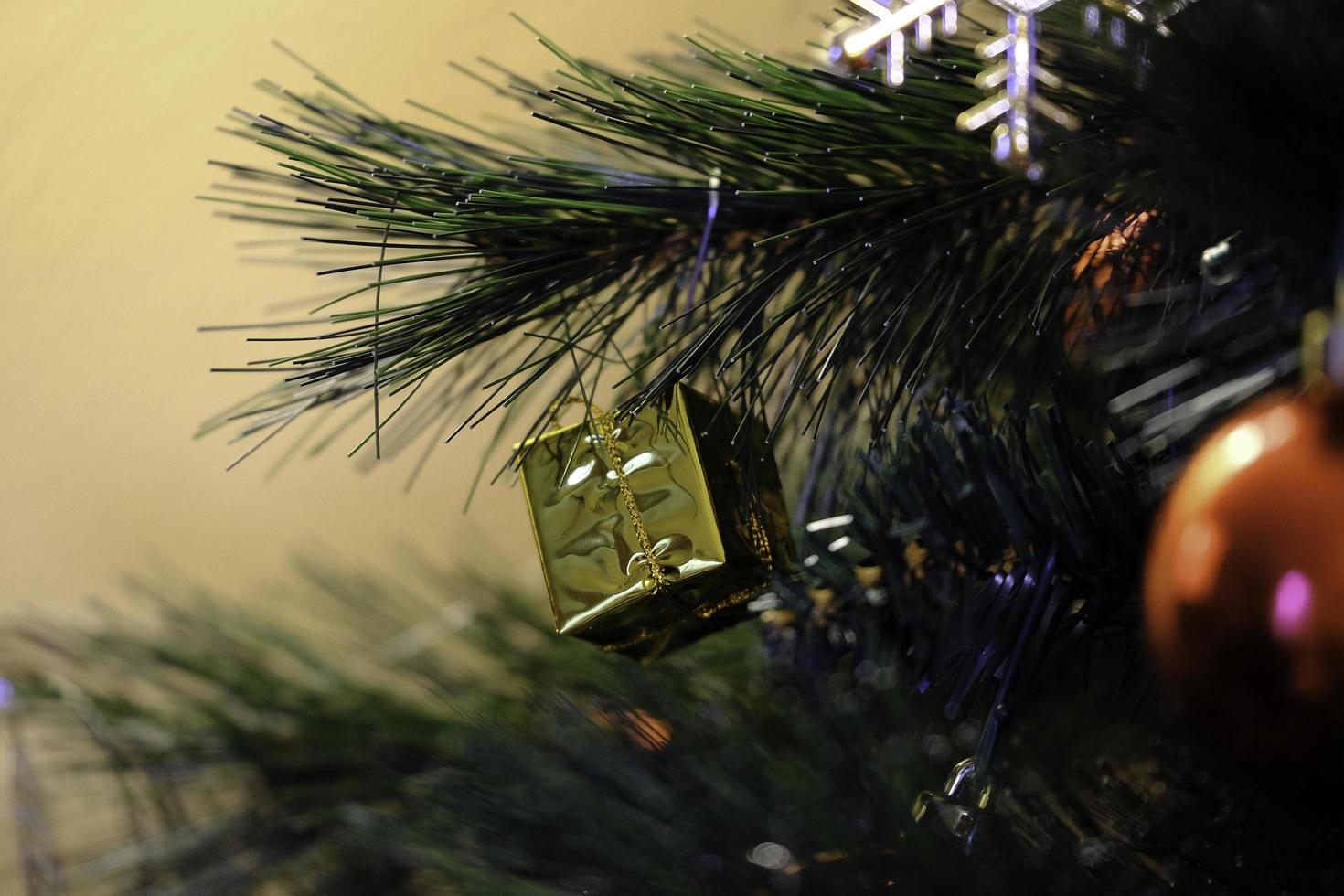 bolas de árbol de navidad decoran el abeto en las vacaciones de navidad foto