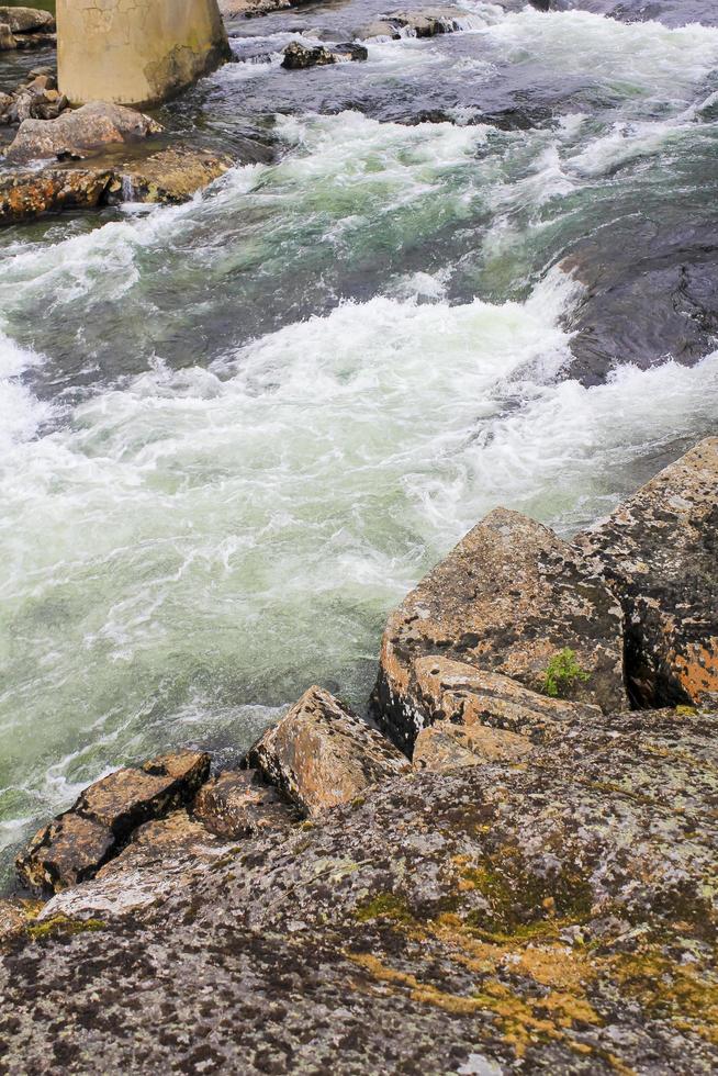que fluye hermoso lago de río turquesa con piedras en ulsak, noruega. foto