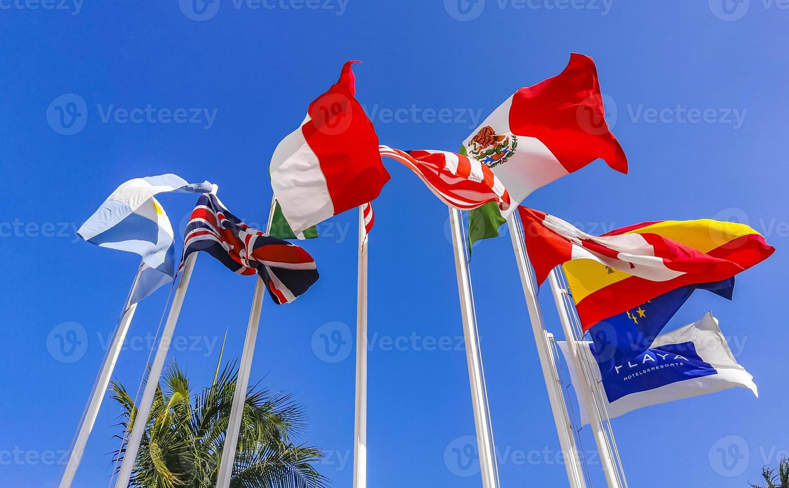 banderas de muchos países como españa, estados unidos, canadá, méxico. foto
