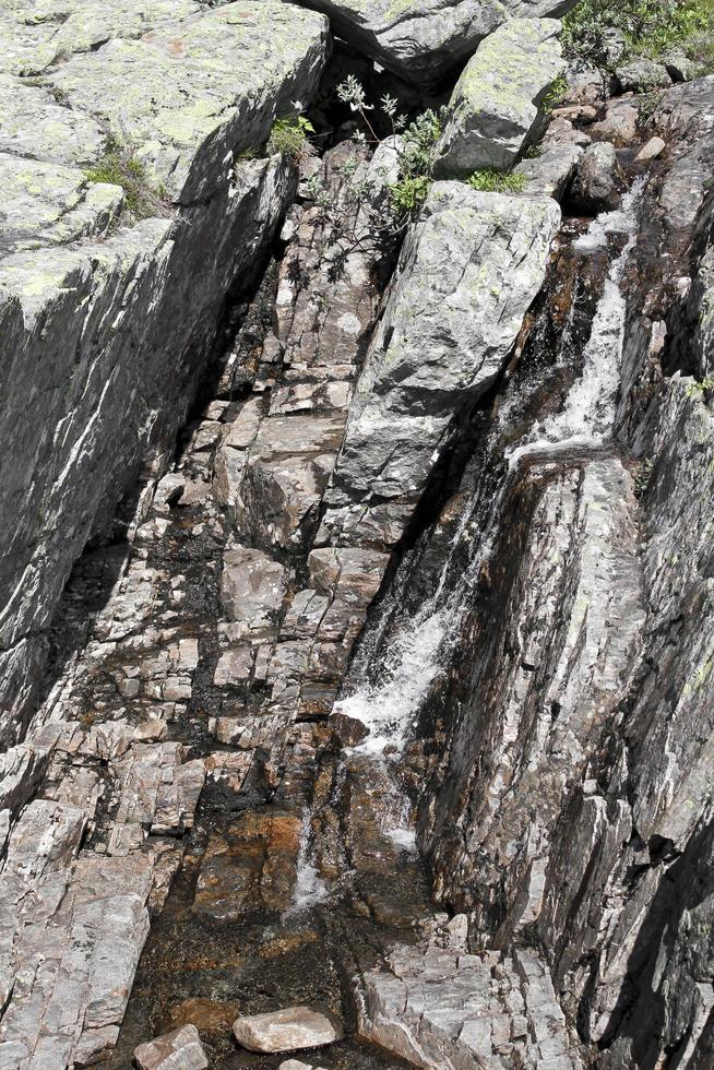 rocas del río storebottane por el lago vavatn, hemsedal, noruega. foto