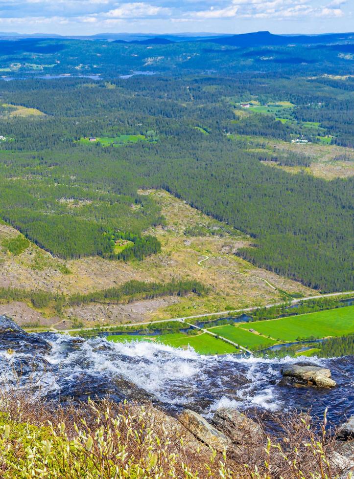 Vista panorámica de hydalen desde la parte superior de la cascada hydnefossen noruega hemsedal. foto