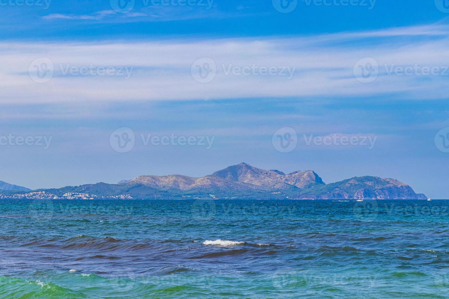 Hermoso paisaje de costa y playa panorama can picafort mallorca españa. foto