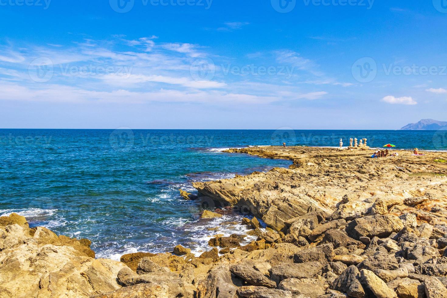 Esculturas de la costa y panorama del paisaje de la playa can picafort mallorca españa. foto
