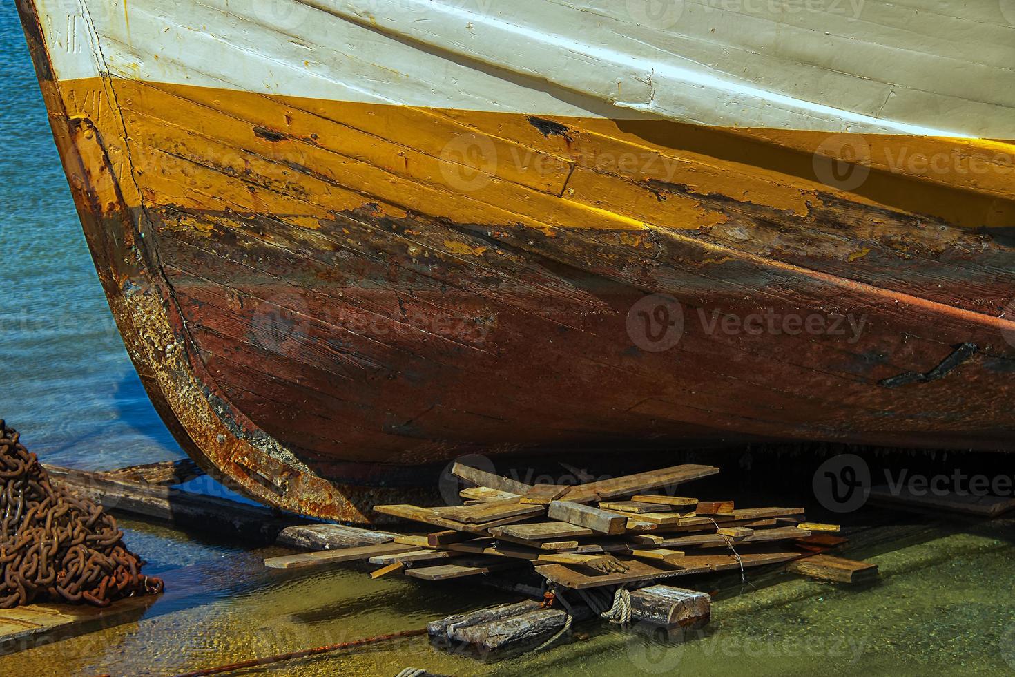 viejo barco de pesca abandonado foto