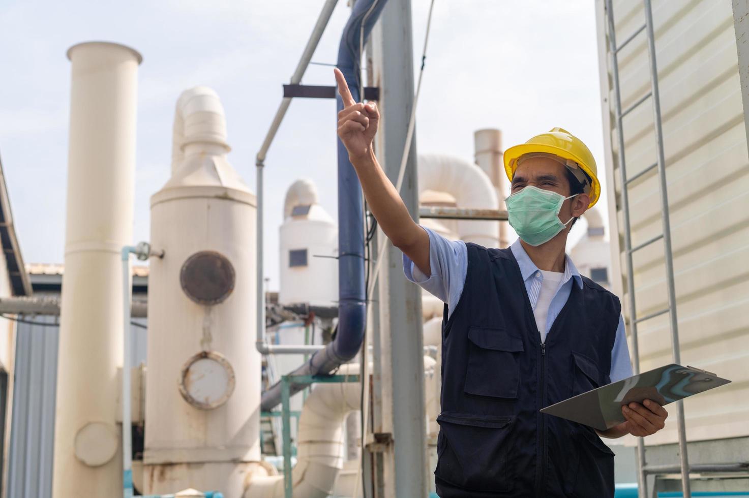 Ingeniero comprobando el sistema de la planta de energía en la fábrica. foto