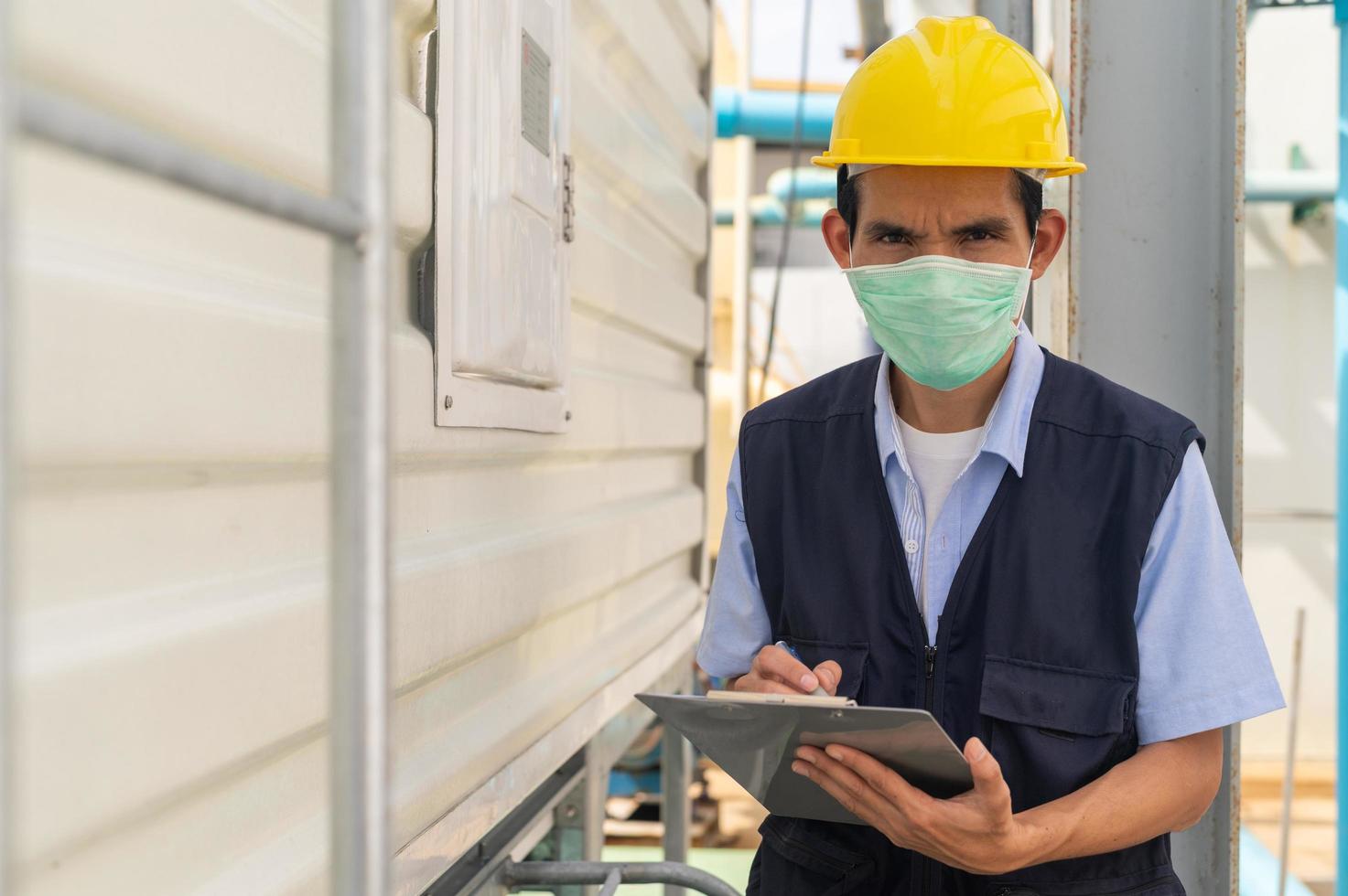 Los ingenieros supervisan el funcionamiento de la maquinaria industrial y los sistemas de control. foto