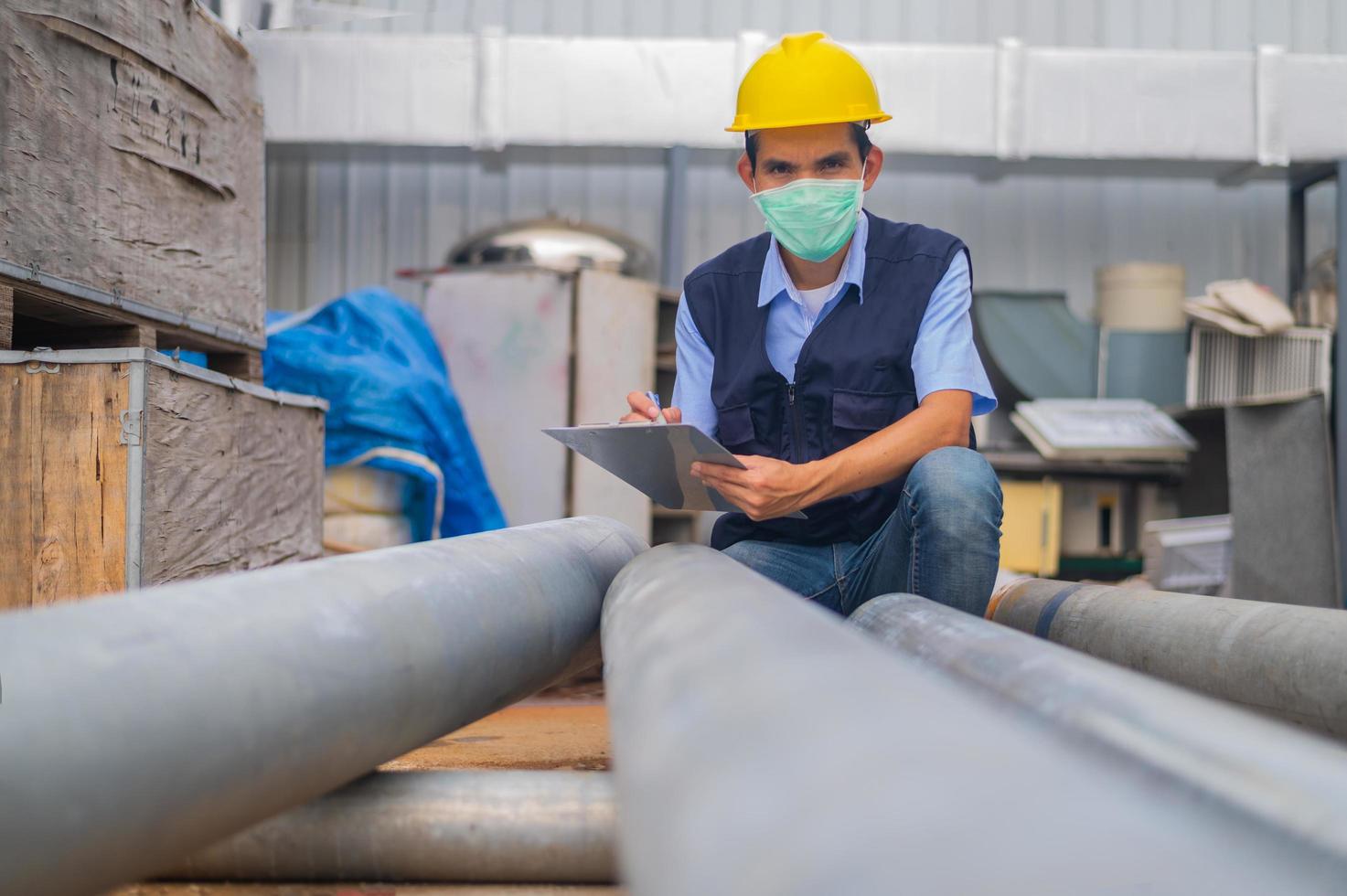 Los ingenieros monitorean y controlan los trabajos en el área de construcción. foto