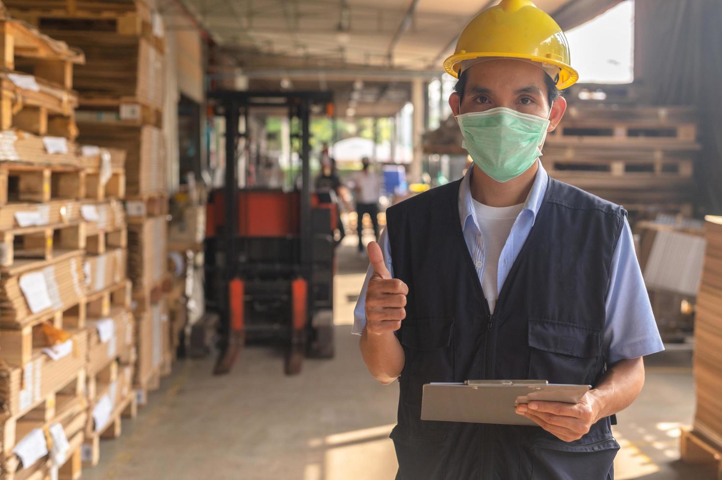 Trabajador comprobando el inventario de materias primas en la fábrica. foto