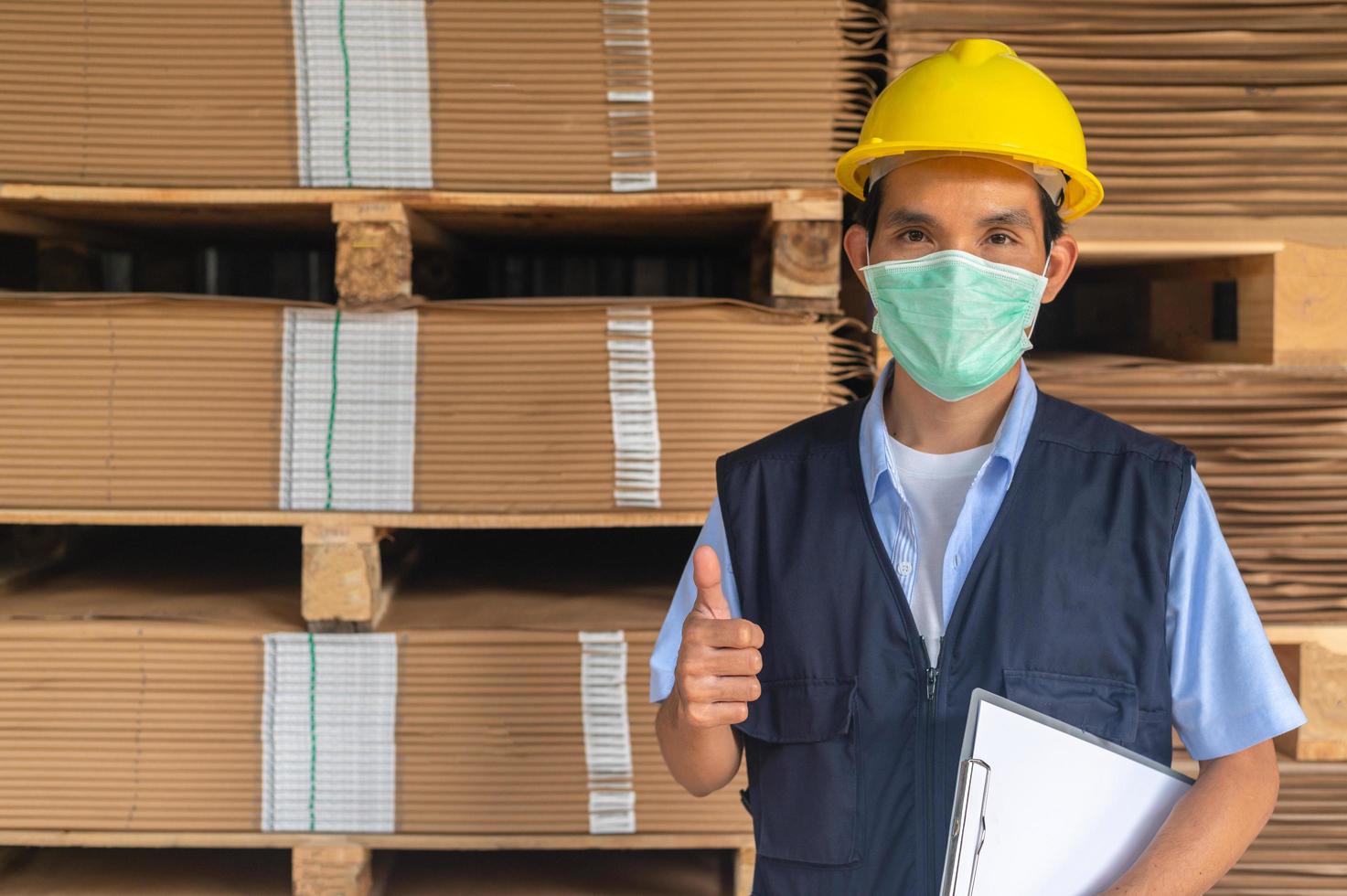 Trabajador comprobando el inventario de materias primas en la fábrica. foto