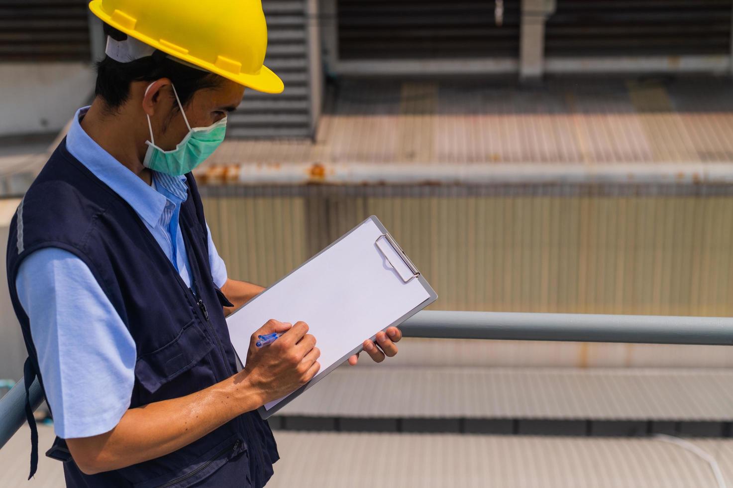 los ingenieros toman nota de las inspecciones de las plantas industriales. foto