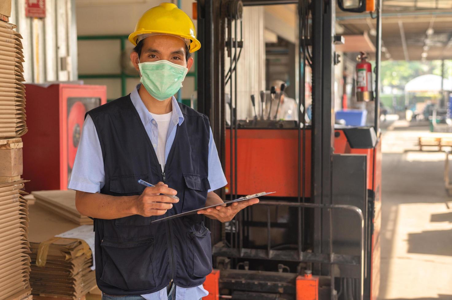 Trabajador comprobando el inventario de materias primas en la fábrica. foto