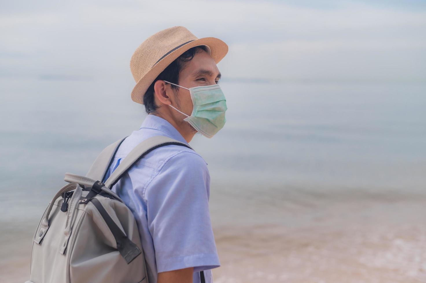 Hombre asiático con bolsa de viaje de la playa de Phuket, Tailandia, caja de arena de Phuket foto