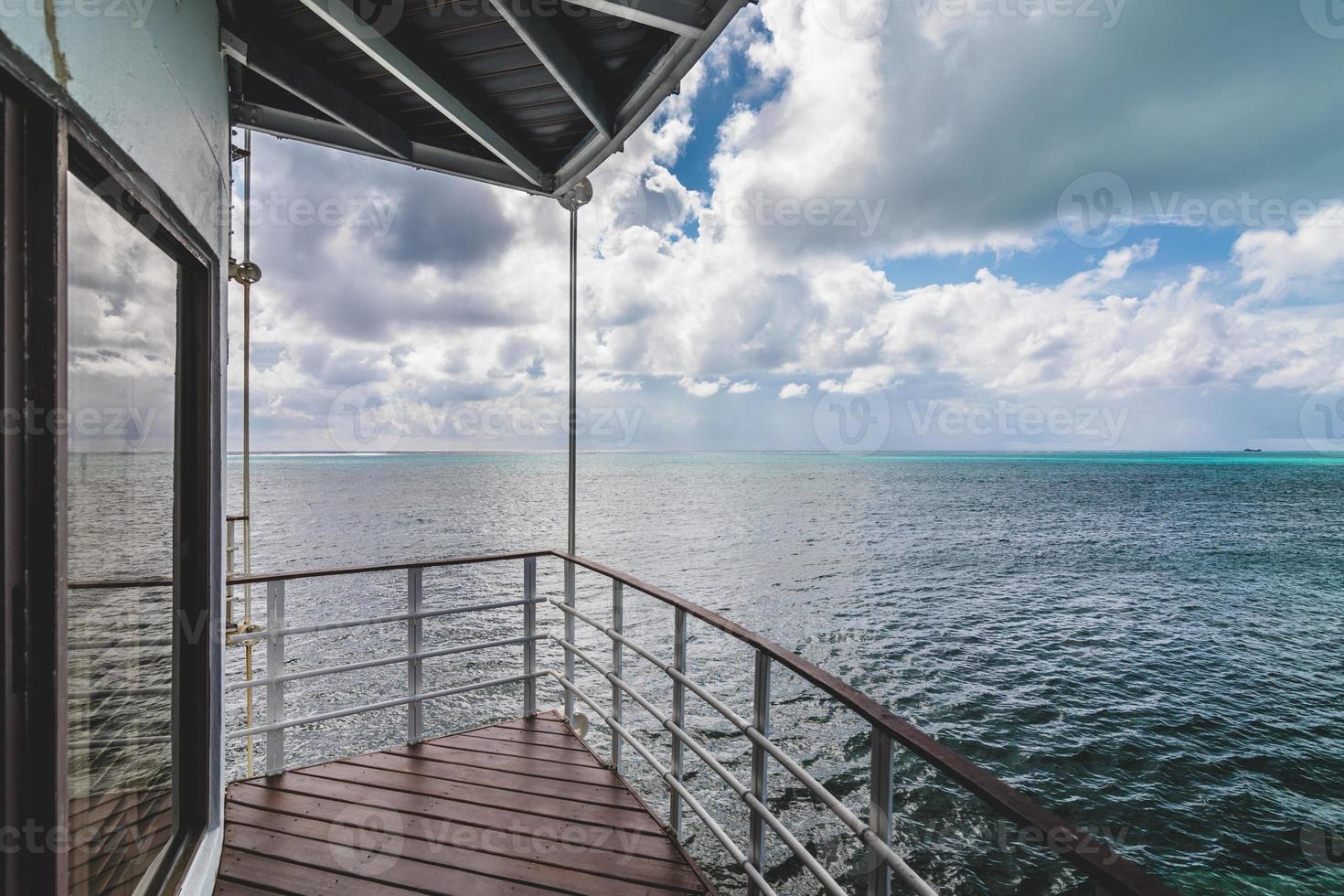 paisaje oceánico desde un balcón en el caribe foto