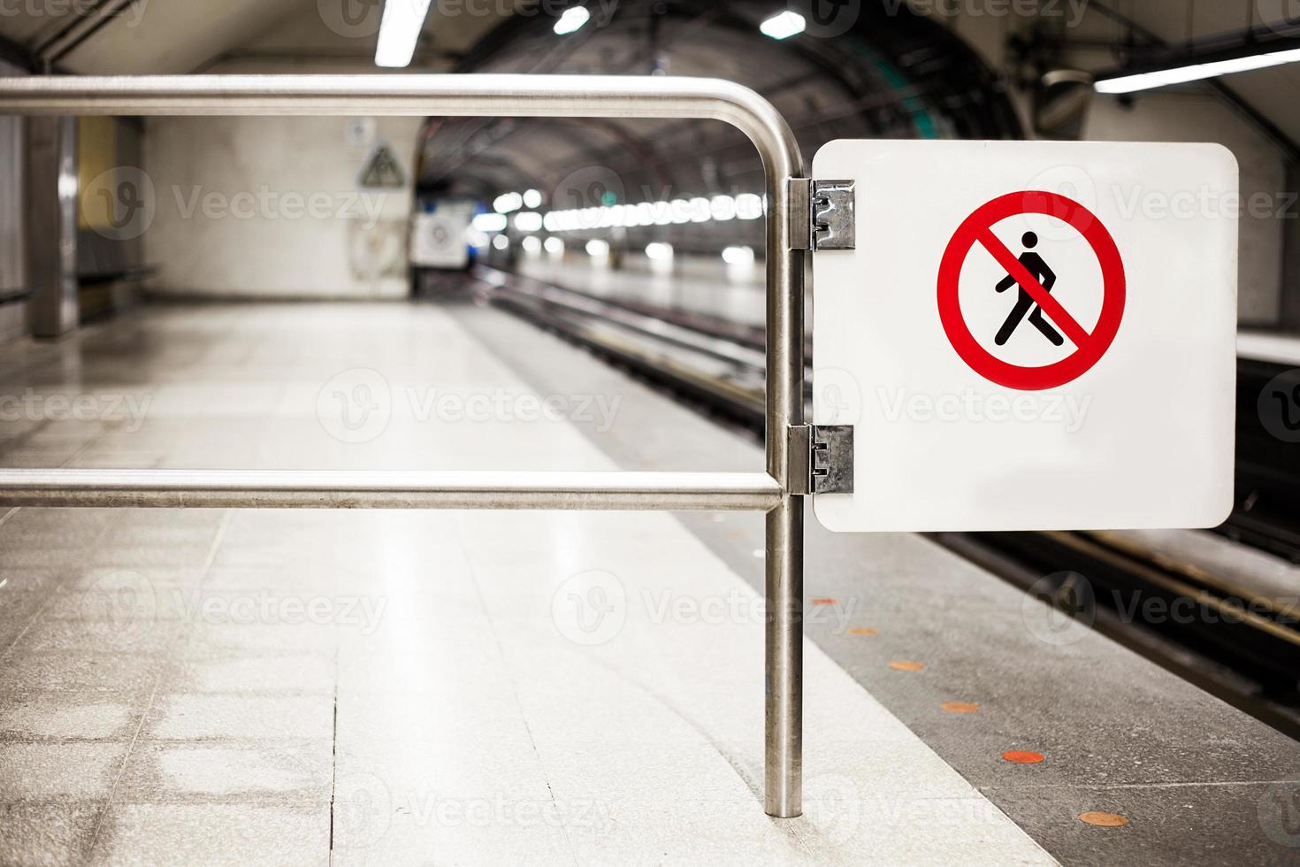 señal de interdicción de seguridad no cruzar en una plataforma del metro foto