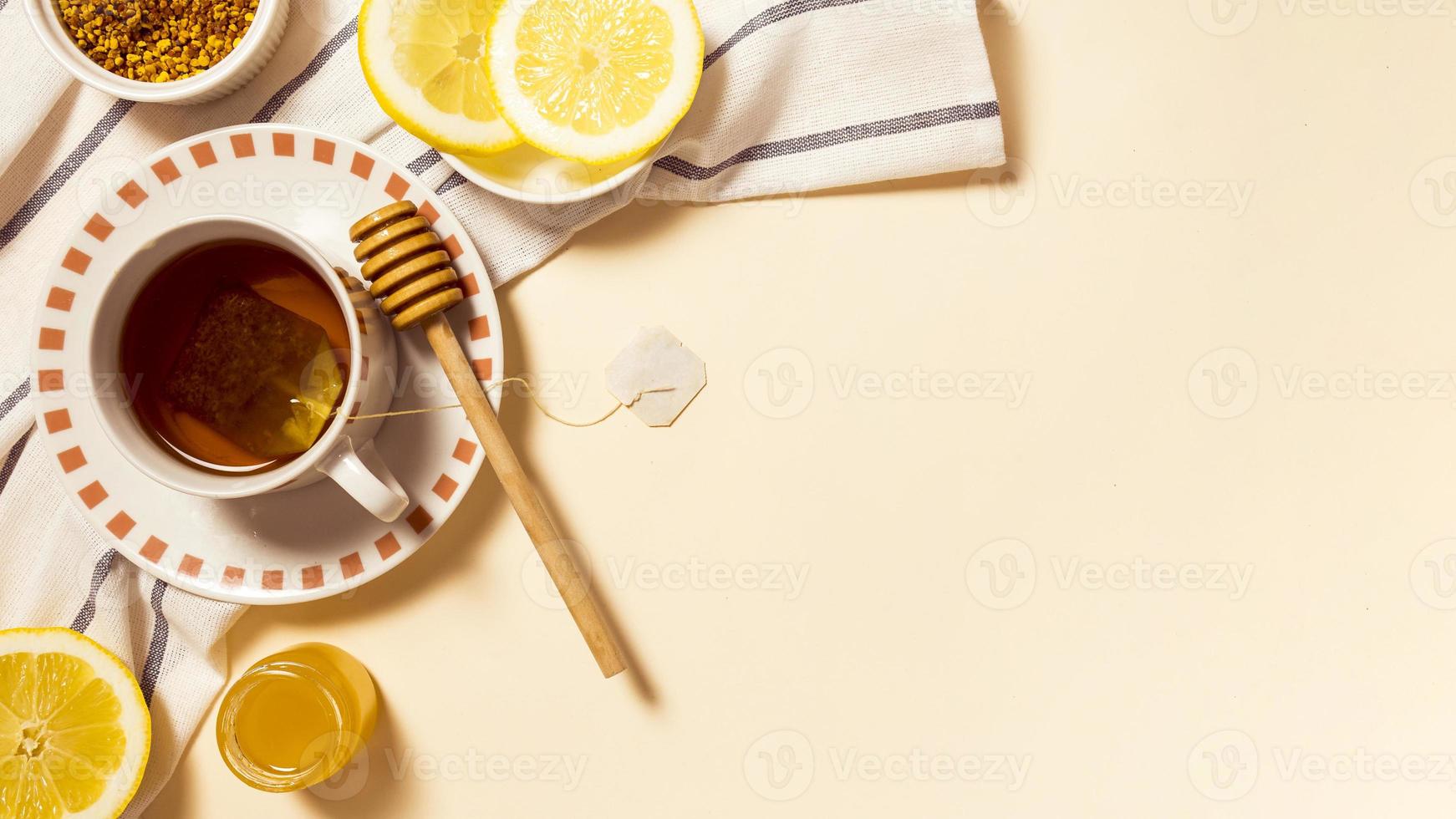 desayuno saludable con rodaja de limón miel foto