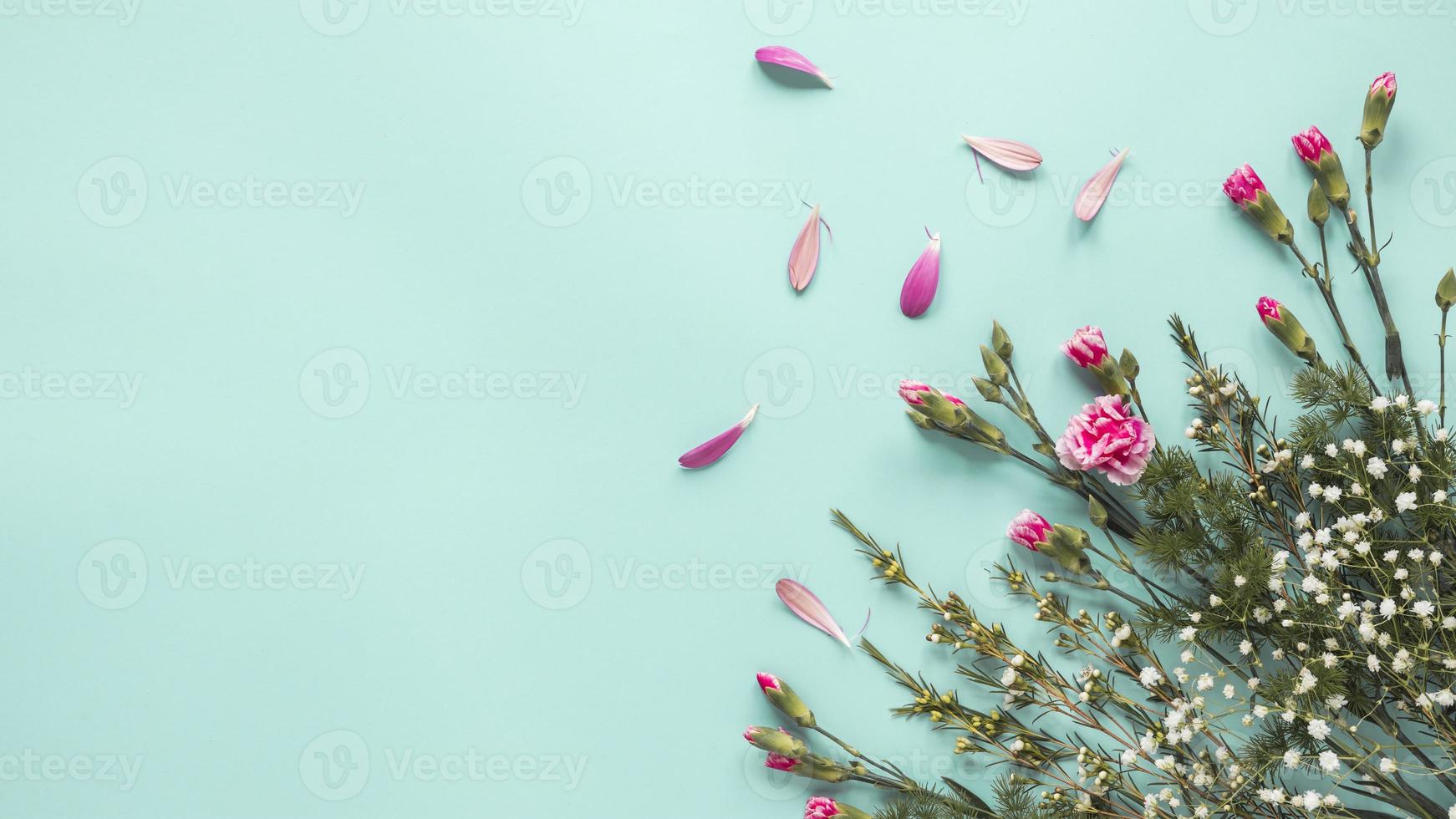 flores rosadas con mesa de ramas de plantas foto