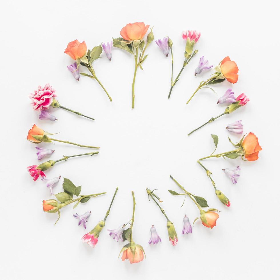 Marco redondo de mesa de diferentes flores. foto