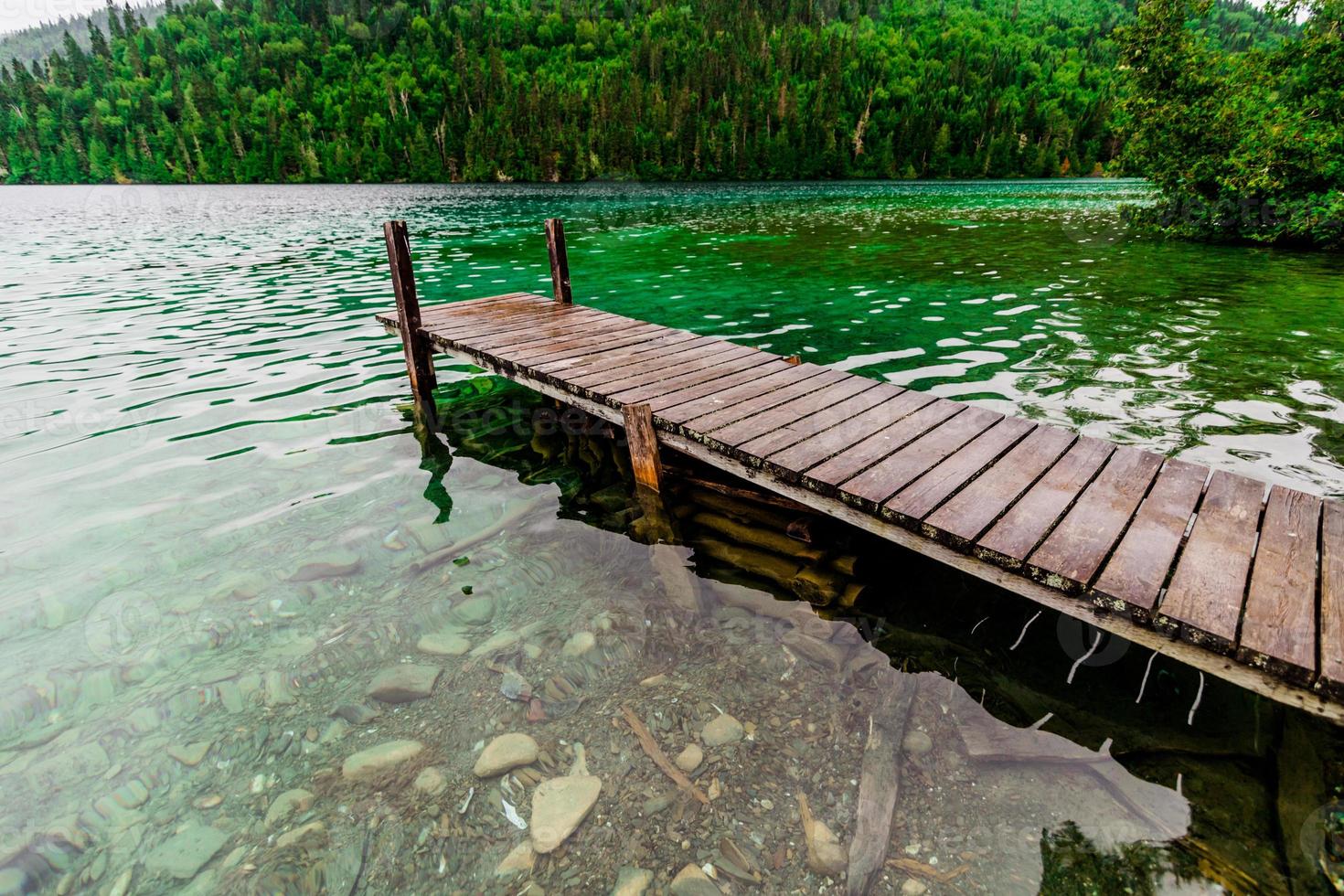 muelle largo y vista increíble de un lago foto