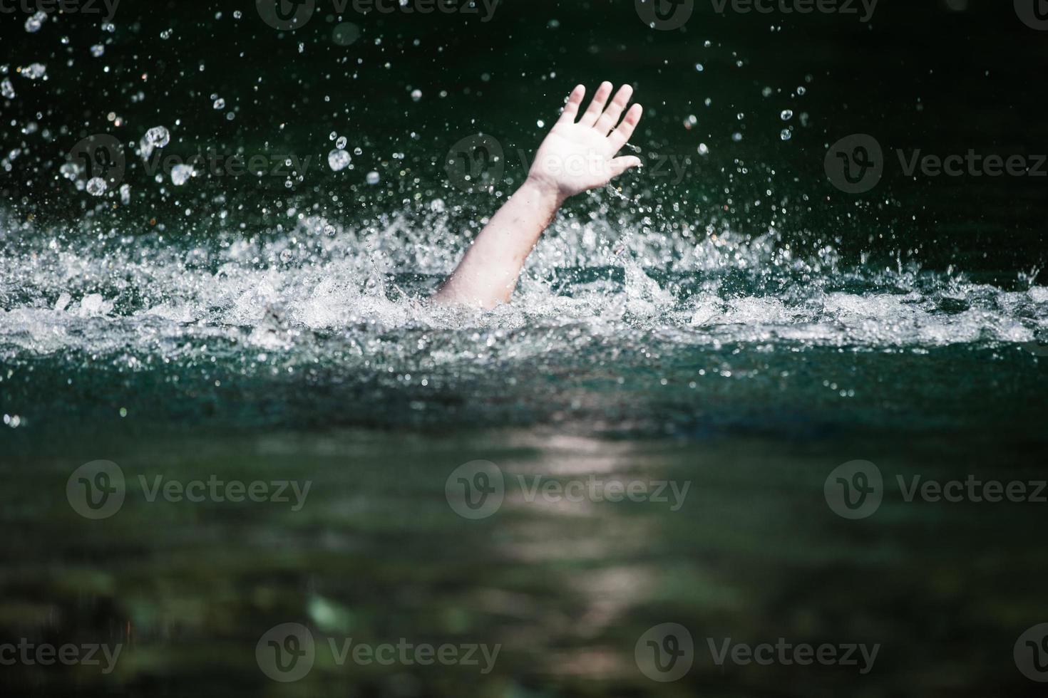 mano de alguien que se está ahogando y necesita ayuda foto