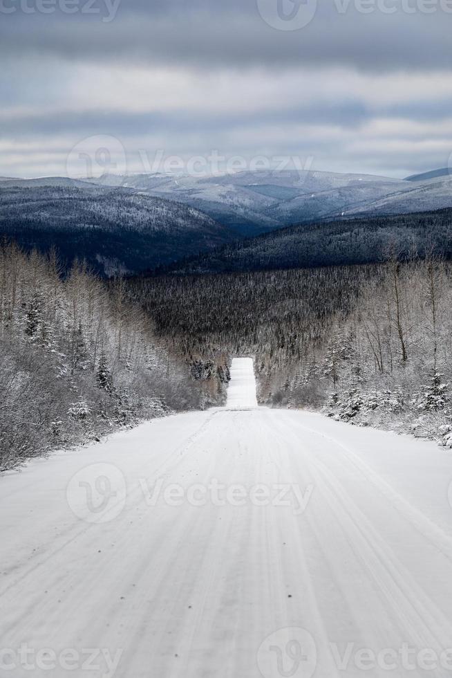 Paisaje invernal desde la cima de la montaña en Canadá, Quebec Road con hermosas montañas nevadas en segundo plano. foto