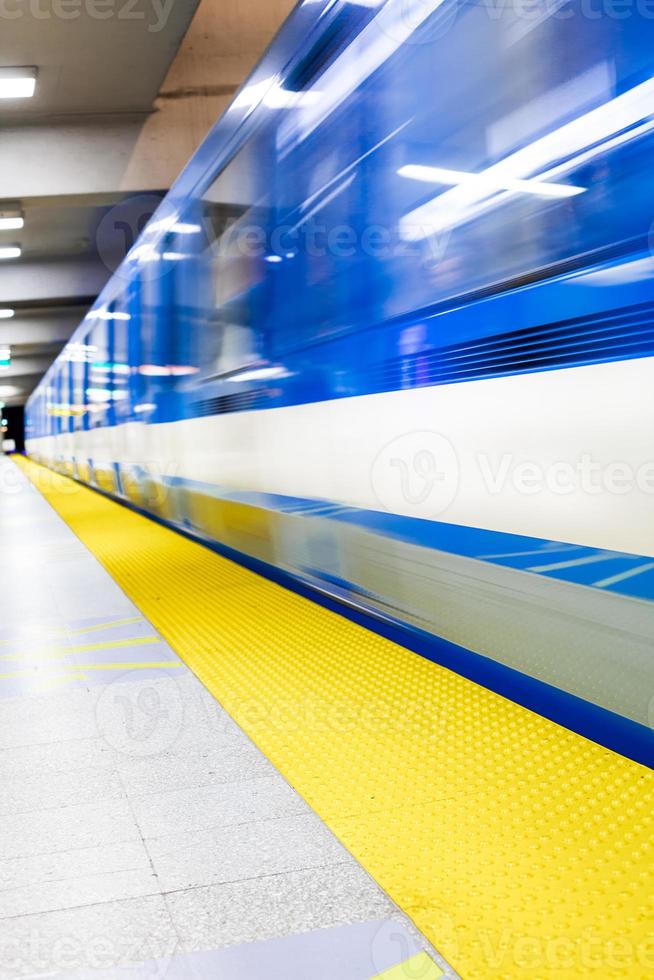 colorido tren subterráneo con desenfoque de movimiento foto