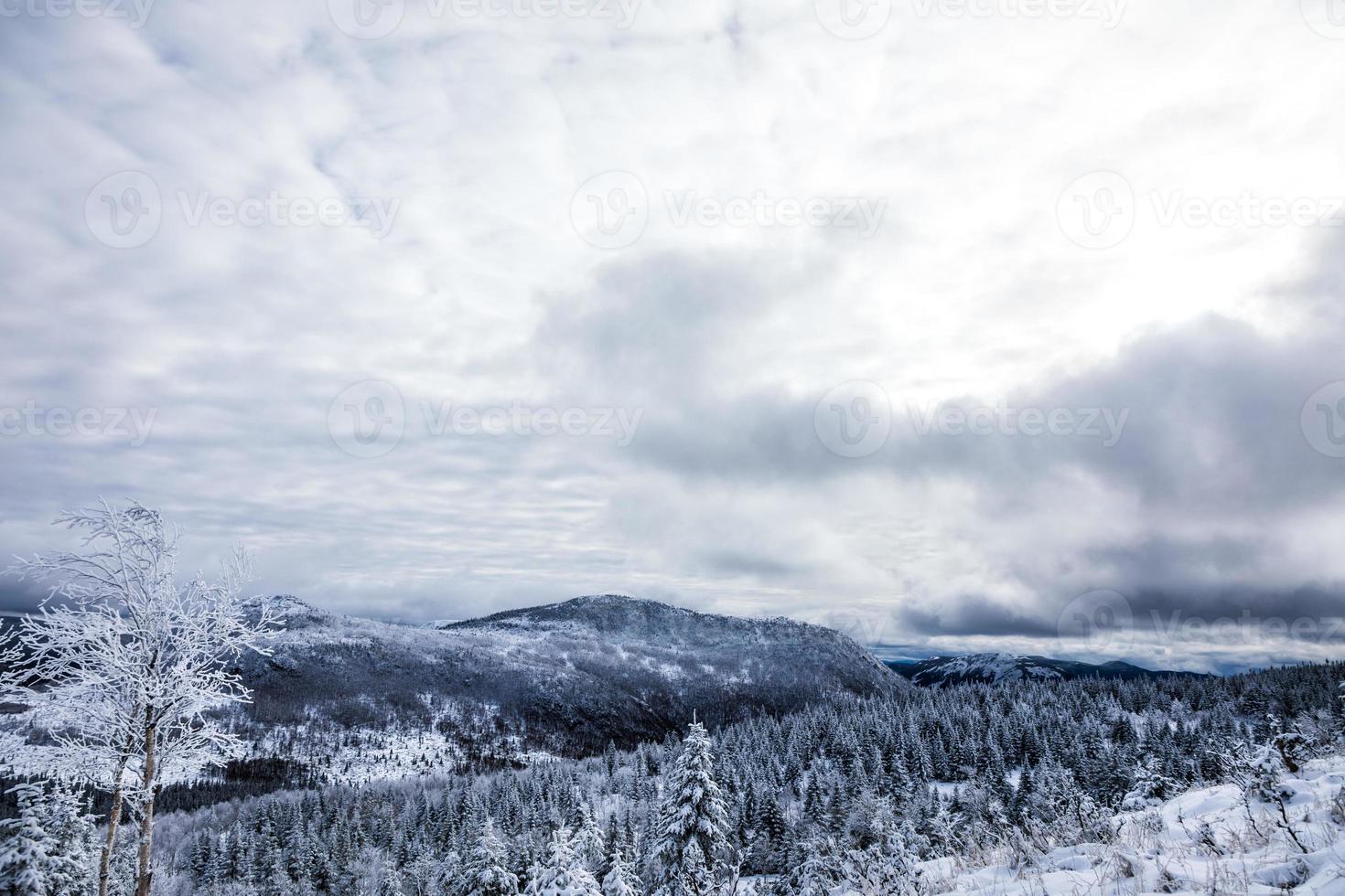 paisaje invernal desde la cima de la montaña en canadá, quebec foto