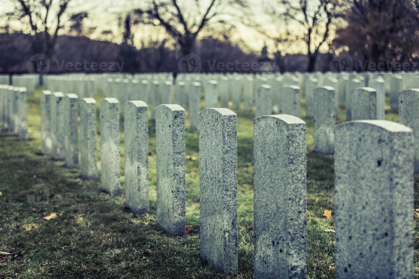 parte posterior de la lápida del ejército y el cementerio del cementerio durante un triste día de otoño. foto