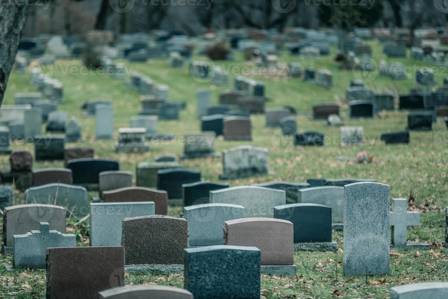 Detrás de las lápidas en un antiguo cementerio en otoño foto