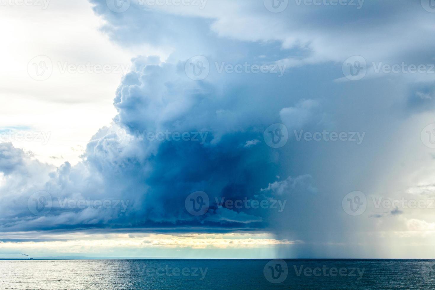 nubes de lluvia en el horizonte del mar foto
