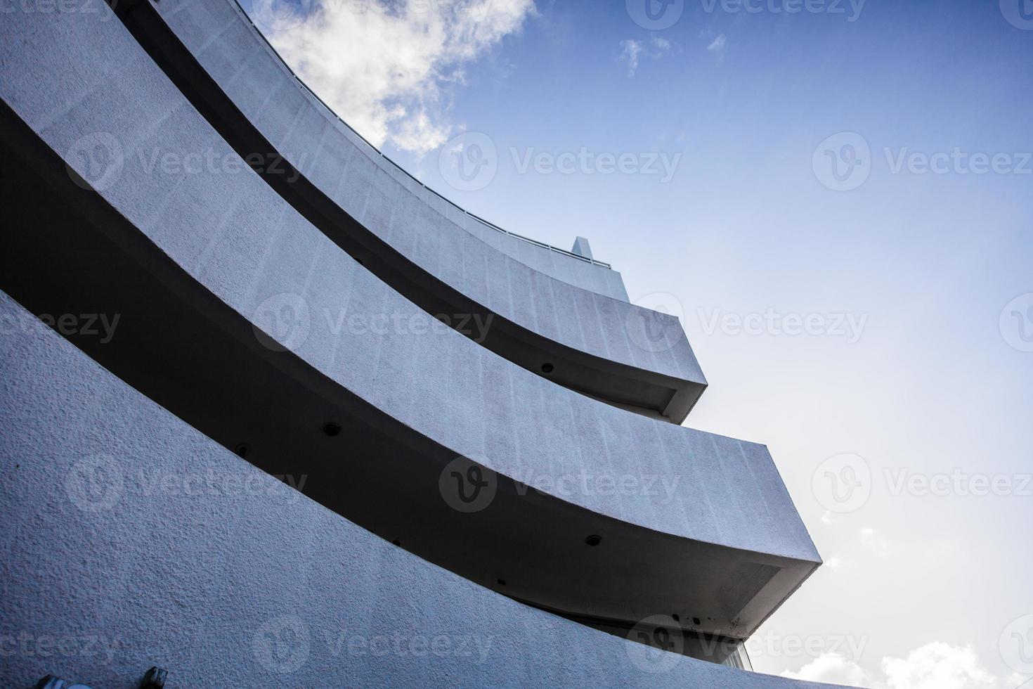 Cultivo abstracto y curvas de un edificio moderno. foto