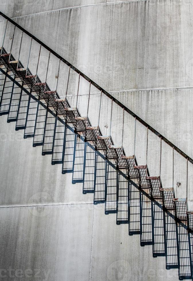 Detalle abstracto de una escalera alta y larga de una refinería de petróleo foto