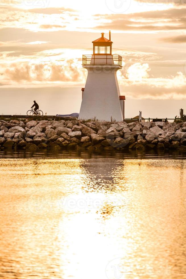 Faro retroiluminado en la península de Gaspe foto