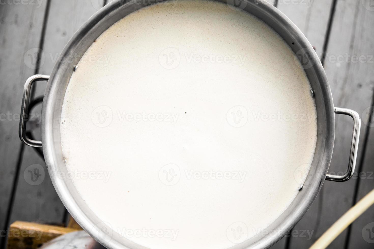 La proteína de mosto de cerveza artesanal rompe la espuma en el hervidor de agua. foto