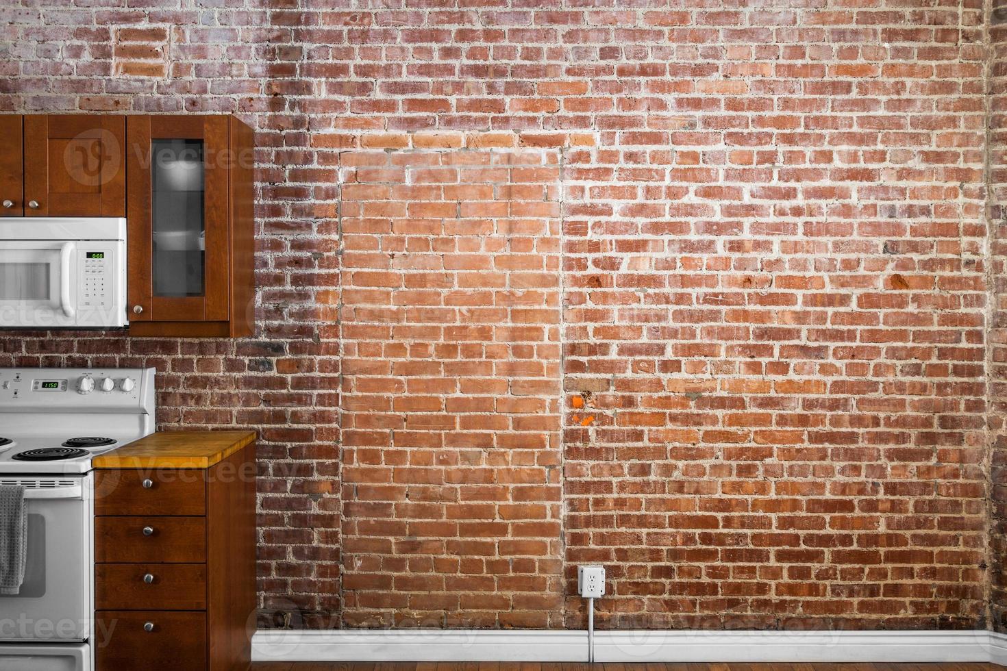 Perspectiva industrial de la pared de ladrillo plano antiguo en una cocina. foto