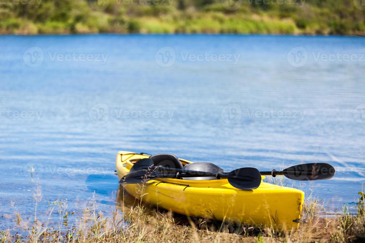 kayak amarillo listo para ser utilizado foto