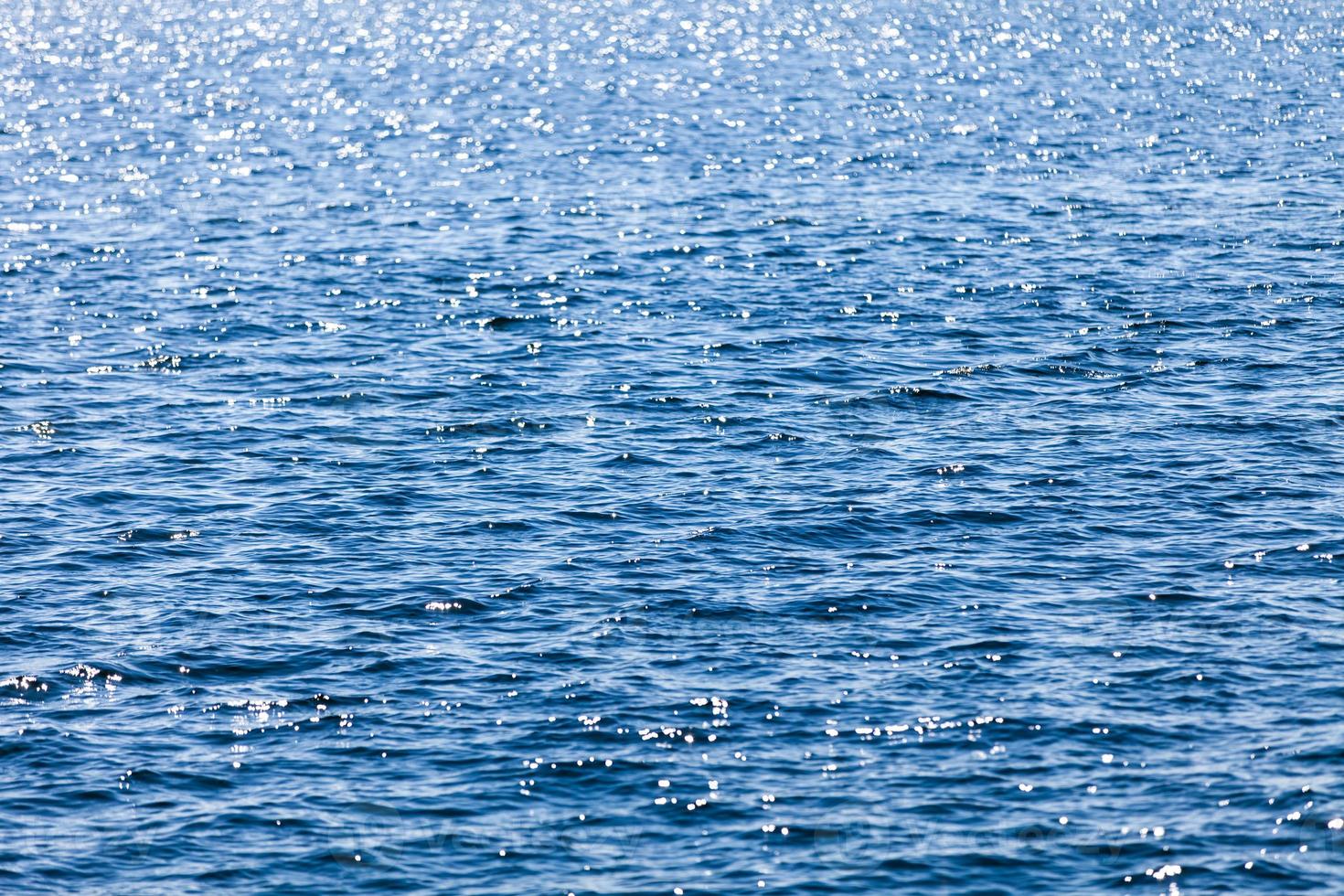 textura de mar con pequeñas olas foto