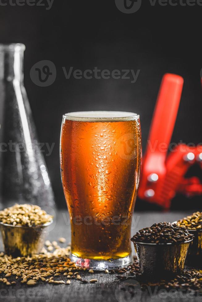 cerveza casera con miel, diferentes equipos de cebada y elaboración de cerveza foto