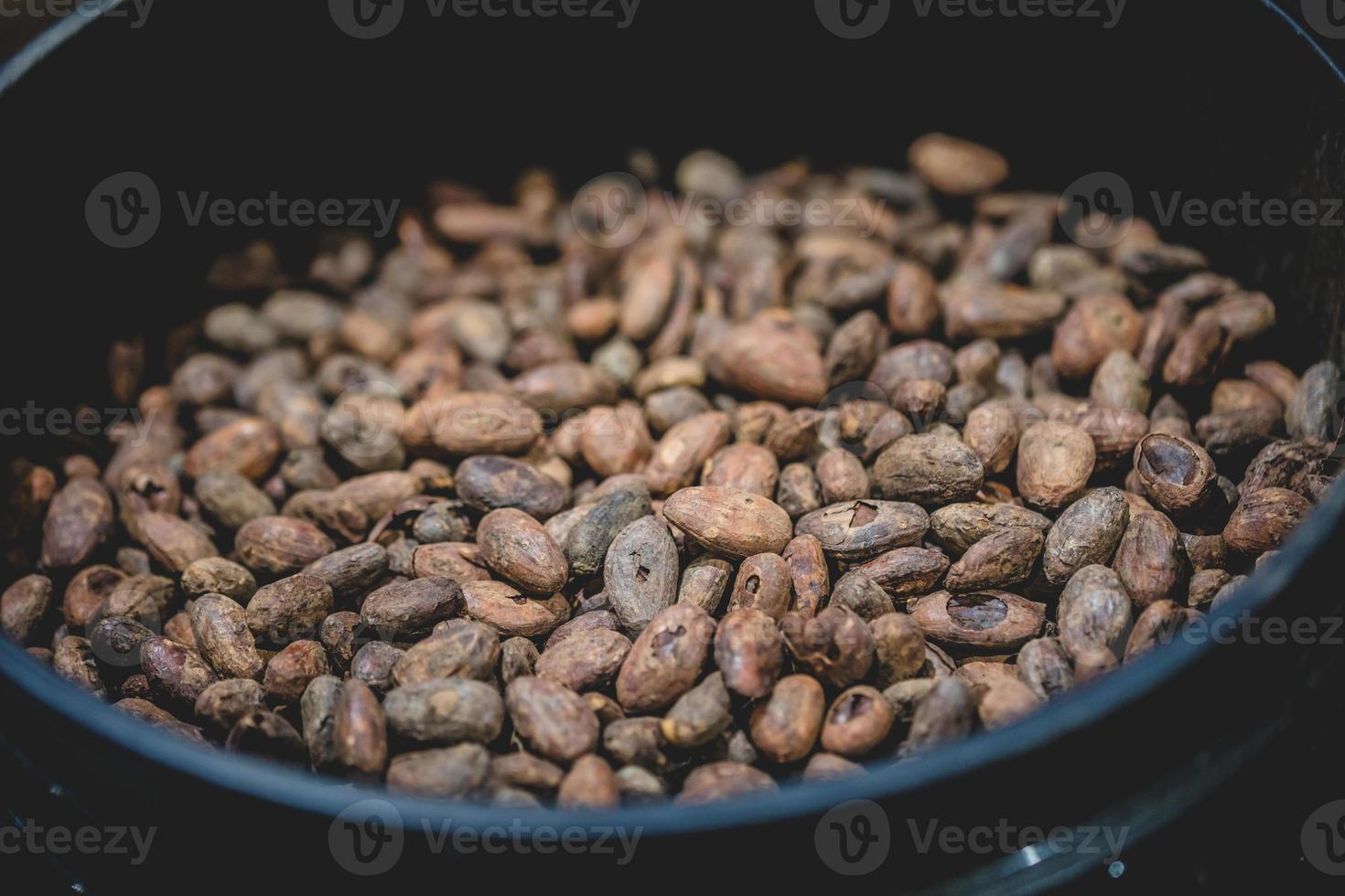 granos de cacao de color marrón oscuro foto