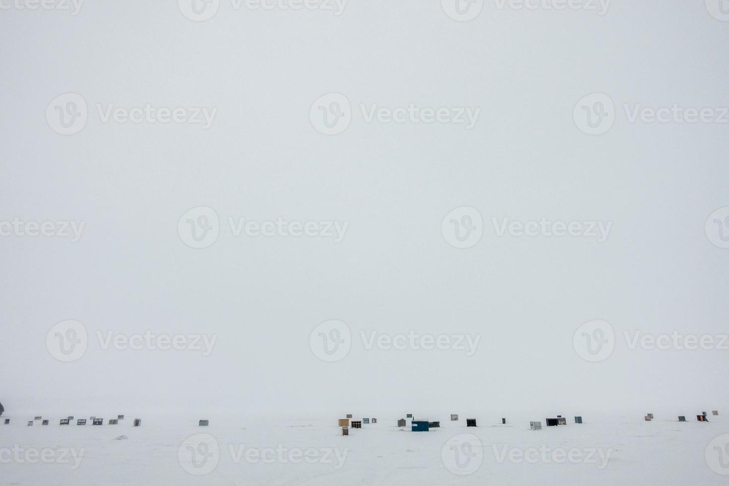 Choza de pesca con olor a hielo durante un helado y ventoso día de invierno en Quebec foto