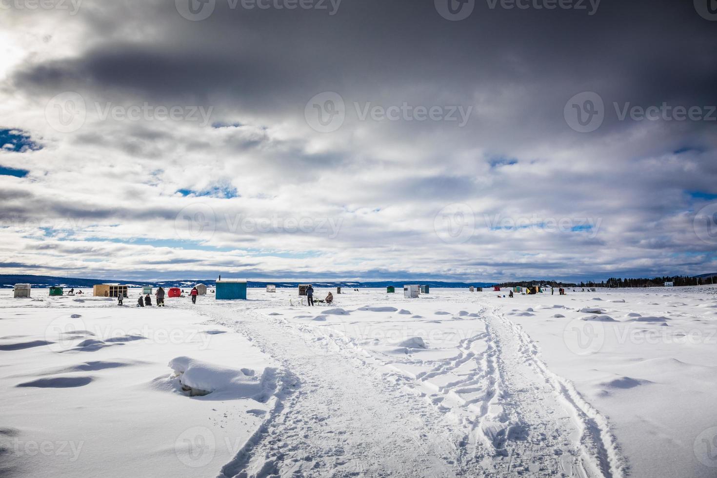 Choza de pesca con olor a hielo durante un frío pero soleado día de invierno en Quebec foto