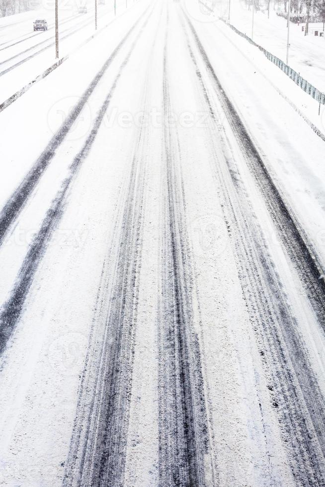 perturbadora luz del atardecer y tormenta de nieve en la carretera foto