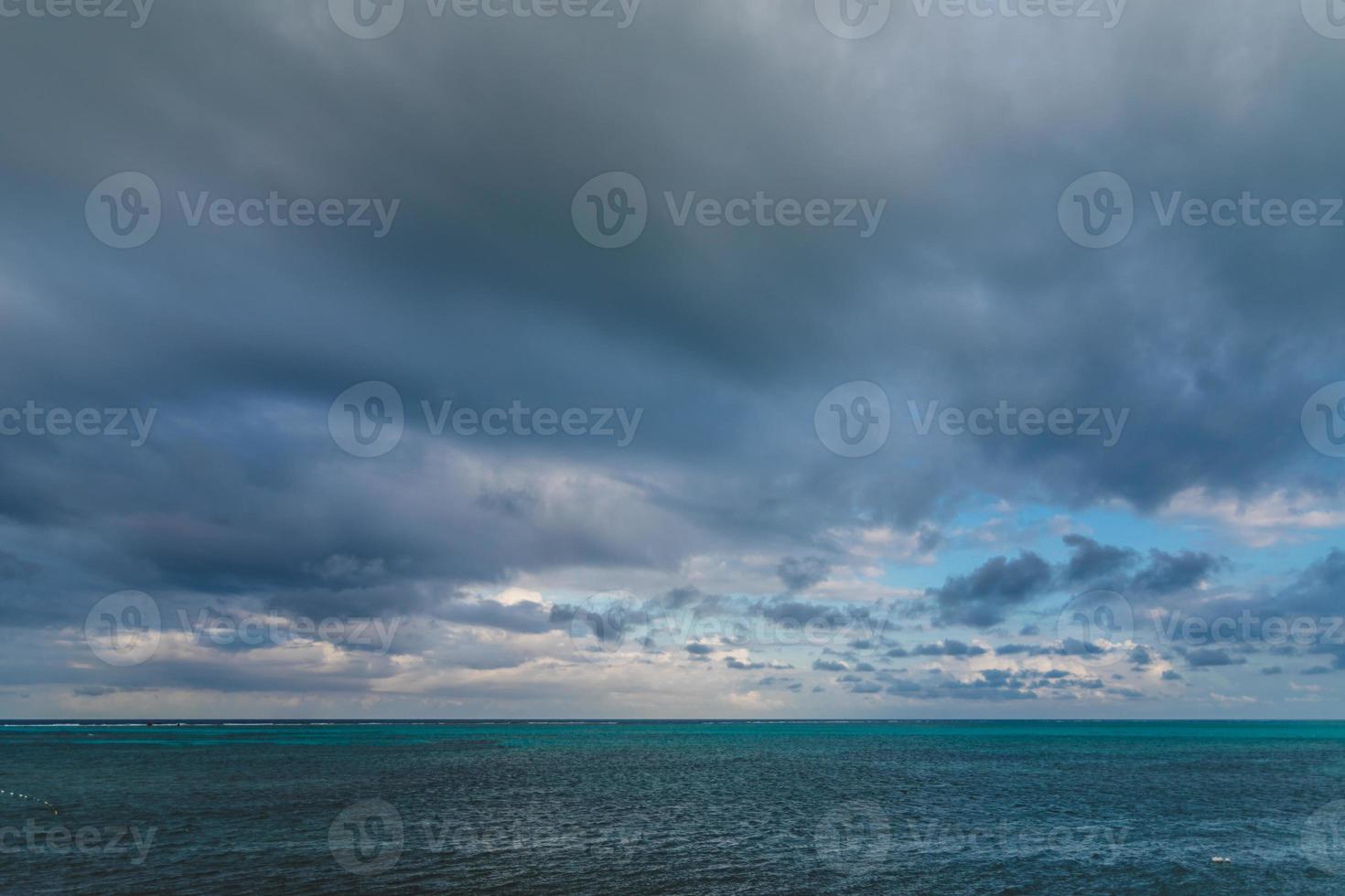 Nublado cielo caribeño y corales desde una vista elevada en San Andrés foto