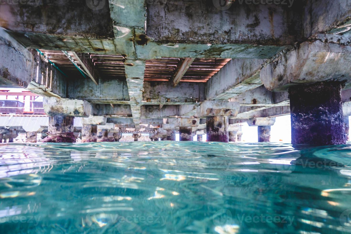 debajo de un muelle con pilares y estructura foto