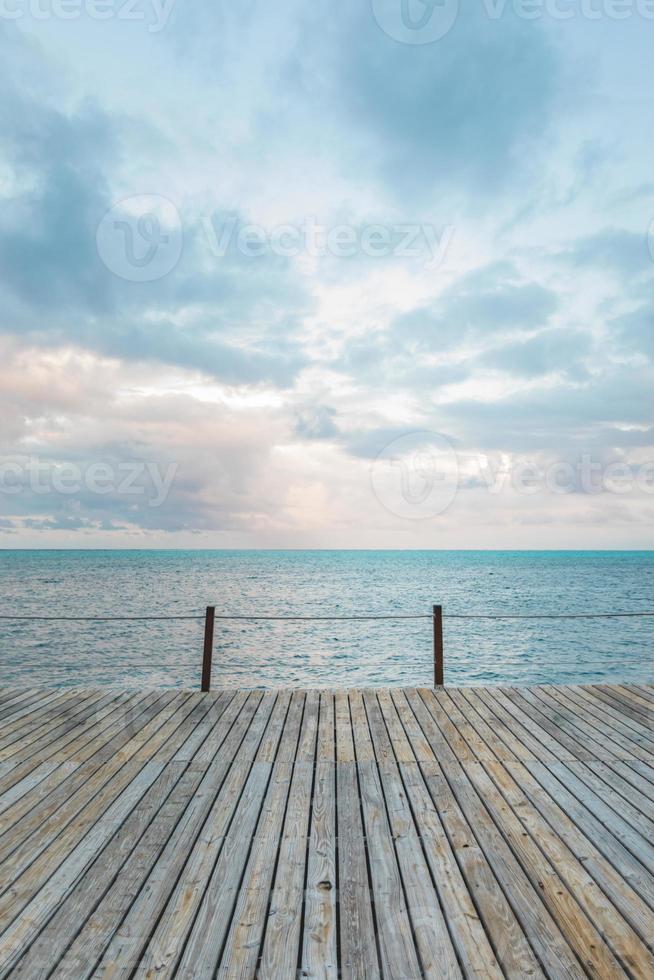 Muelle de madera y mar caribe turquesa foto