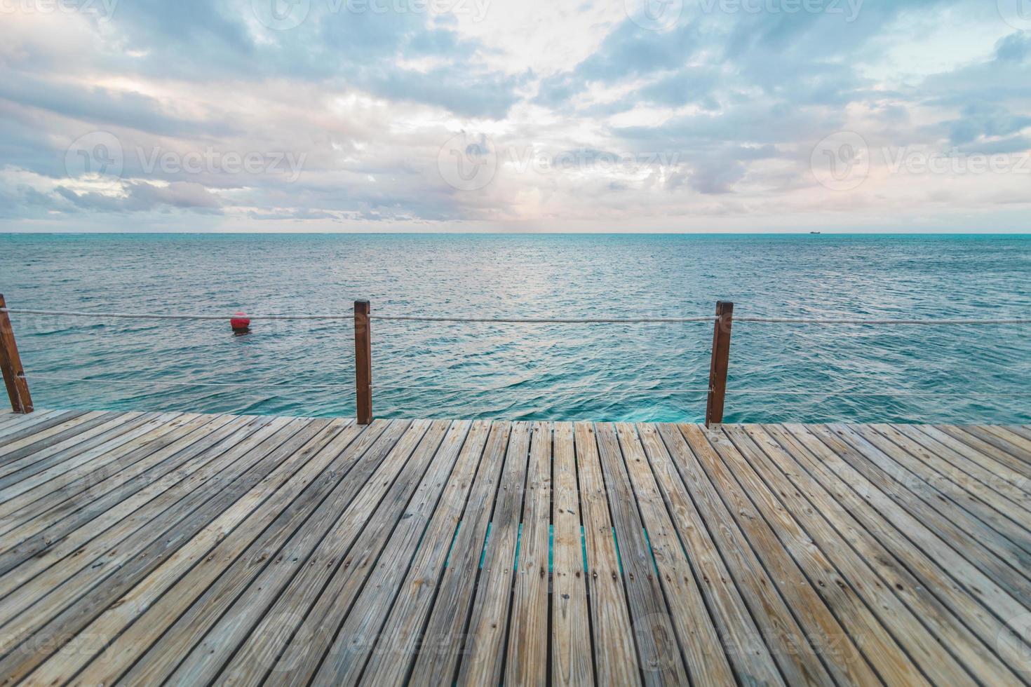 Muelle de madera y mar caribe turquesa foto