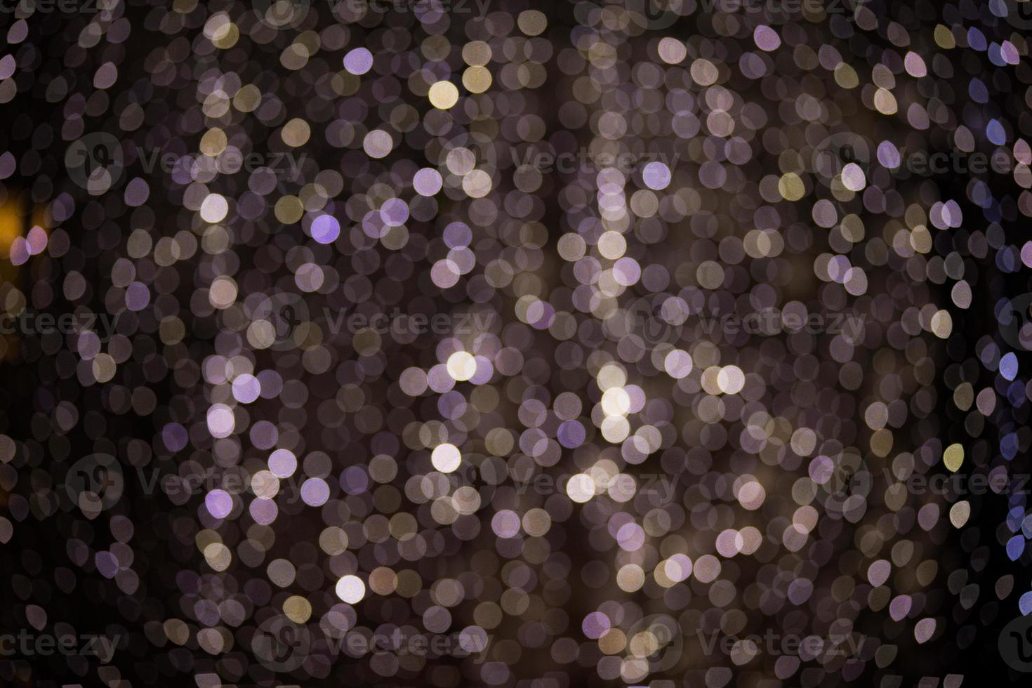 Navidad borrosa luces púrpuras con un bonito bokeh redondo foto