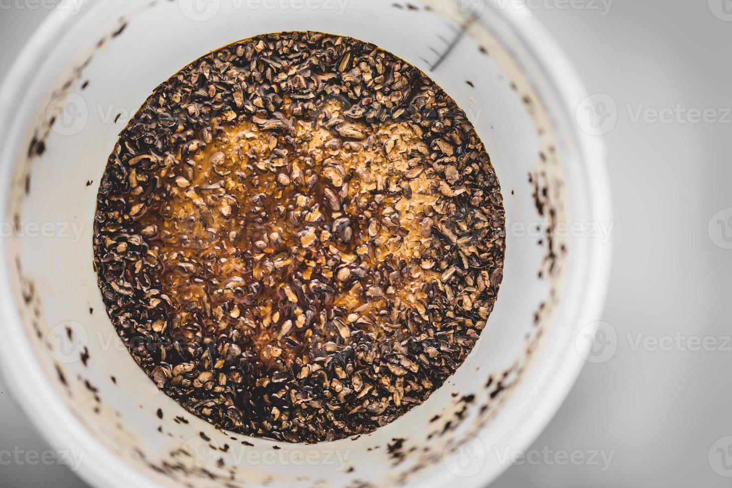 Residuos de cerveza elaborados en casa terminados llamados torta de levadura en el fondo del balde foto