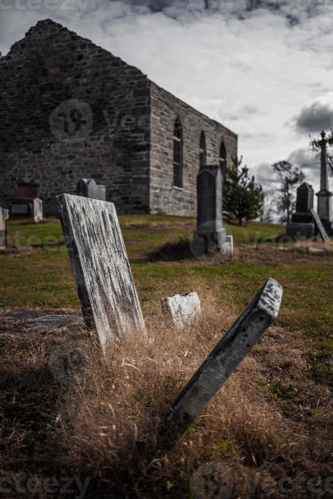 Antiguo cementerio irlandés abandonado y ruinas de la iglesia foto